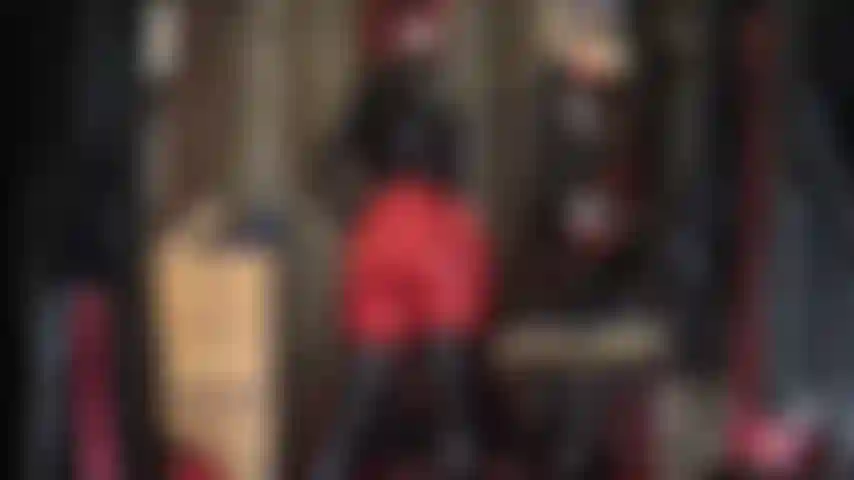 Incline-toi devant mes superbes fesses rondes, vêtue d'un legging rouge moulant, d'un cuissarde en cuir verni et d'une veste en vinyle brillant avec des gants en cuir. J'exige que tu te branles pour me faire travailler les fesses.