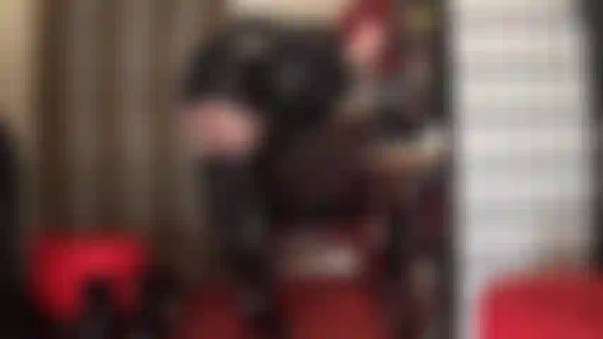 Maîtresse vivian sait que contracter ses beaux muscles fessiers vous rend fou. Adore son cul parfait dans une jupe en cuir, une culotte en satin et des collants.