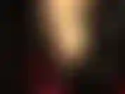 Cheveux courts, longues jambes, cuir sexy et talons compensés.