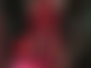 Domination du strapon bbc et adoration du cul dans des leggings rouges brillants.