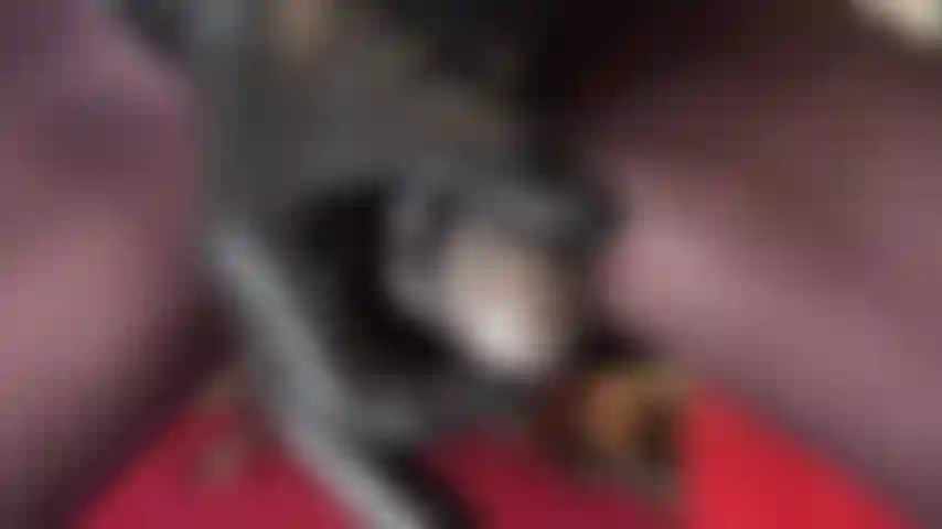 Une salope qui aime les bites ! Oh oui, tu bave à la vue de mes 20 centimètres de belle bite noire. Ton cul se contracte, tu le veux...