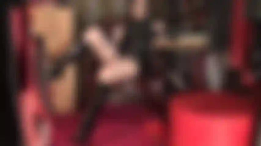 Maîtresse vivian vous possède avec ses yeux séduisants, ses lèvres, ses cuisses vêtues de collants et ses bottes en cuir verni brillant.