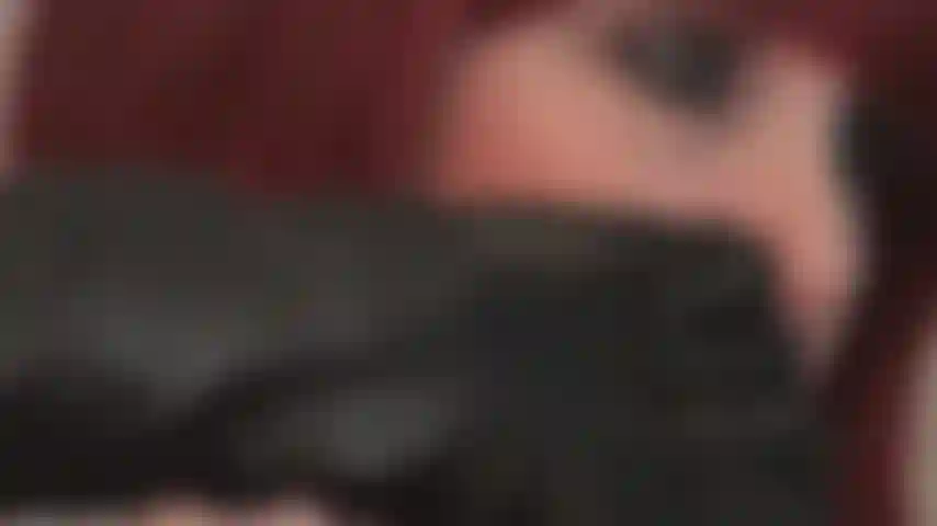 Tu désires le contact des gants en cuir noir serrés de ta maîtresse.