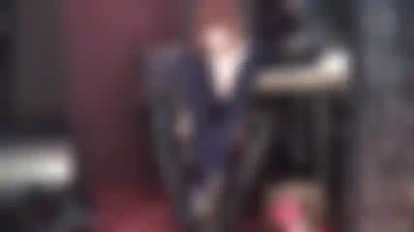 Ta petite bite est inférieure aux grosses bites noires de ta maîtresse. La grosse bite noire t'excite tellement que tu satisferas toutes les bites que je pointe du doigt, avec ta bouche grande ouverte pour encaisser les plus grosses giclées.