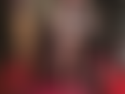 La séductrice - une lente et sensuelle allumeuse de jambes en haut en dentelle et bas noirs transparents.