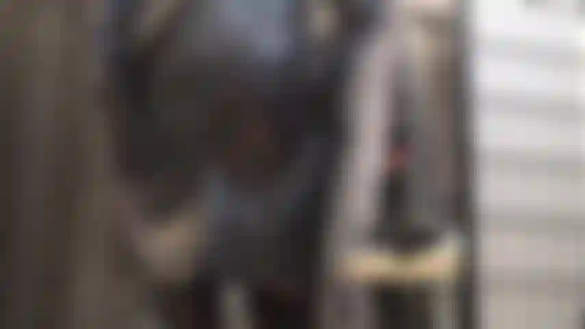 Un gros gode rouge pour ta bouche de salope - sachant ce qui se cache sous sa jupe en cuir, l'anticipation d'être enfin autorisée à adorer sa grosse bite rouge te rend fou.