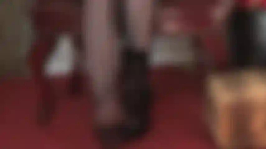 Admirez les pieds de votre maîtresse dans une paire de collants rayés très spéciale. Les orteils sont transparents pour mieux les admirer lorsqu'ils se tortillent devant votre visage.