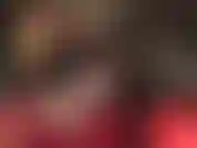 Maîtresse vivian porte une tenue moulante et chaude avec un string sur un collant noir qui met vraiment en valeur ces merveilleuses fesses rondes pendant qu'elle caresse sa grosse bite.