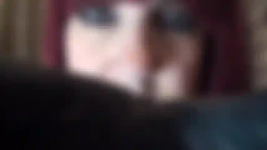 À la merci des mains gantées de cuir de ma maîtresse - seras-tu autorisée à respirer ou laissée suffoquer avec la dernière vision de mon sourire et de mes yeux intenses te fixant.