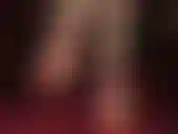 Fétichiste des pieds nus avec des talons aiguilles à bride de cheville rouge, pendants.