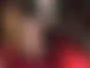 Une allumeuse séduisante en bas nylon à coutures nude et jarretelles.