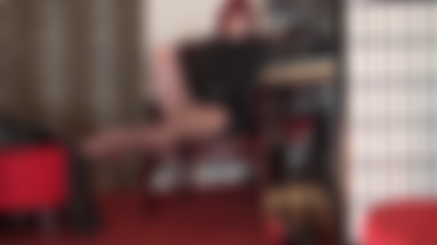 Une lente et sensuelle excitation des jambes et des pieds en collants marron café brillant. Les jambes croisées de la maîtresse en collants font vibrer votre bite. D'autant plus que ses jambes s'ouvrent pour une excitation à l'entrejambe.