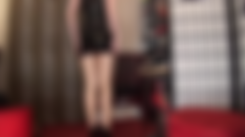 Une mini-jupe en latex noir super brillante et lisse et des couches de collants nude brillants excitent votre bite tandis que la maîtresse vivian se penche pour vous taquiner avec des vues chaudes sous la jupe tout en massant chaque morceau de sperme de votre bite.