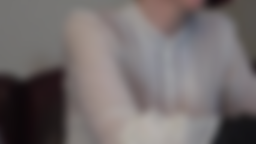 Séduisante, portant des mules à talons hauts rouges - les talons rouges sont votre chute, votre plus grande faiblesse en combinaison avec des collants noirs.