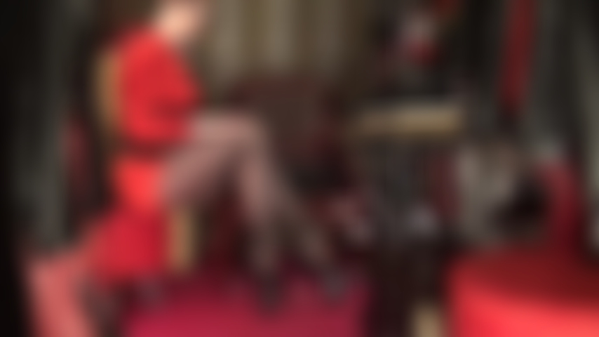 Ces longues jambes sont ta faiblesse - la déesse taquine avec une vue latérale de ses incroyables jambes croisées en nylon dans des collants noirs transparents avec de hauts talons à plateforme et à lanières.