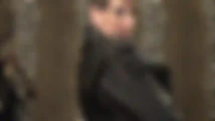 Pour mes sous-marins en cuir - j'adore de près l'un des manteaux en cuir noir magnifiquement conçus de ma maîtresse.