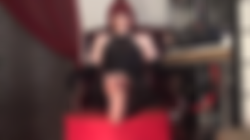 J'ai envie de pieds – ma maîtresse a les pieds en collants relevés. Pose ton nez dessus et inspire. Masse-les avec ta langue et goûte-les. Après ça, ta bite d'esclave est prête à être bien traite par ses pieds.