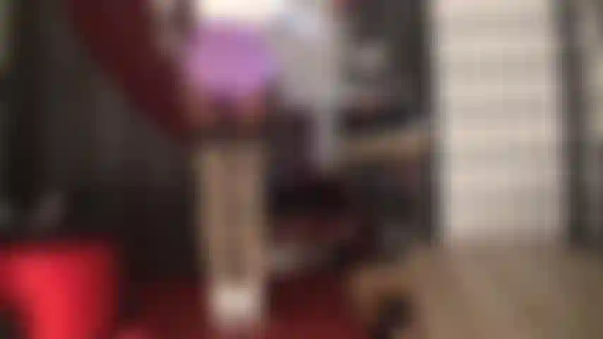 Une culotte gainante et des bas brillants aguichent – des talons blancs à lanières et un body en satin blanc avec des gants complètent le look sensuel. Peut-être aimerais-tu fourrer ta bite dans les bas…, ou plutôt m'embrasser le cul ?