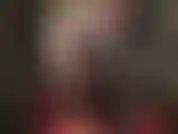 Les jambes et le cul sexy en collants de maîtresse vous séduisent pendant qu'elle caresse l'une de ses énormes bites.