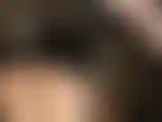 Fétichiste du latex, jupe haute, bas nylon - mini jupe courte en latex noir chaud, gants en caoutchouc transparent, adoration du cul et collants nude brillants.