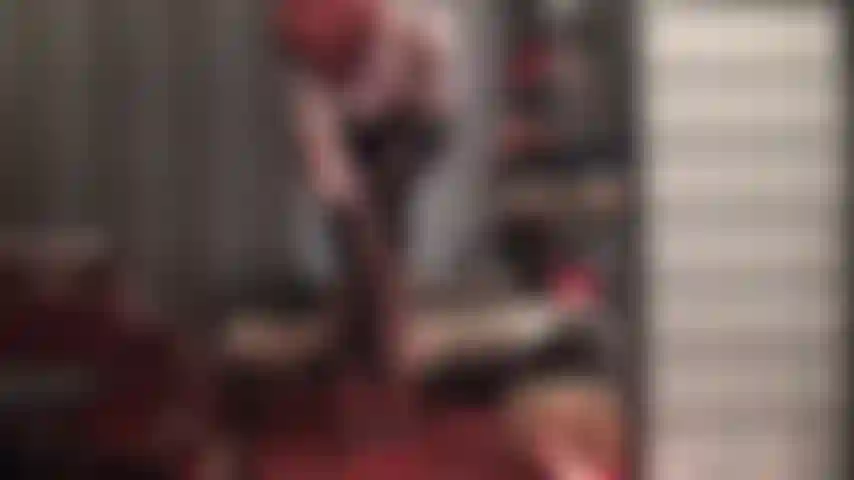 En adoration devant ces courbes parfaites - culte sensuel du corps dans une petite robe bordeaux et des collants marron foncé. (Femdom, jambes en collants, adoration des fesses, sexy, taquinerie, collants opaques, gants, stilettos, sandales, talons hauts, rousse).