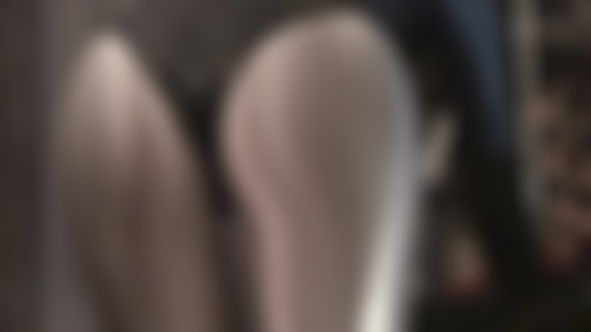 Adoration du cul en collants spandex argentés brillants et nue.