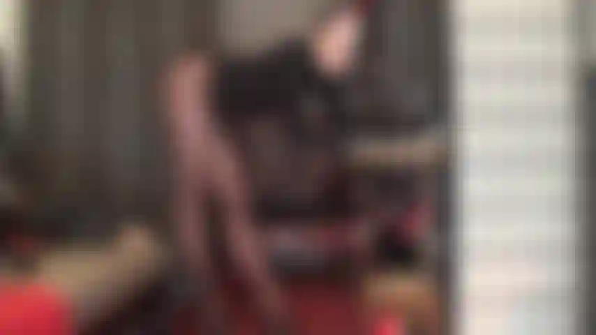 Taquinant les jambes en collants et amoureuse des pieds en collants marron opaques et mules à talons hauts en cuir noir.