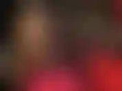 Un haut en dentelle à coutures et des bas noirs s'accordent parfaitement avec une tenue en latex sexy. Regardez ces jambes en nylon sexy et cette robe en caoutchouc brillant.