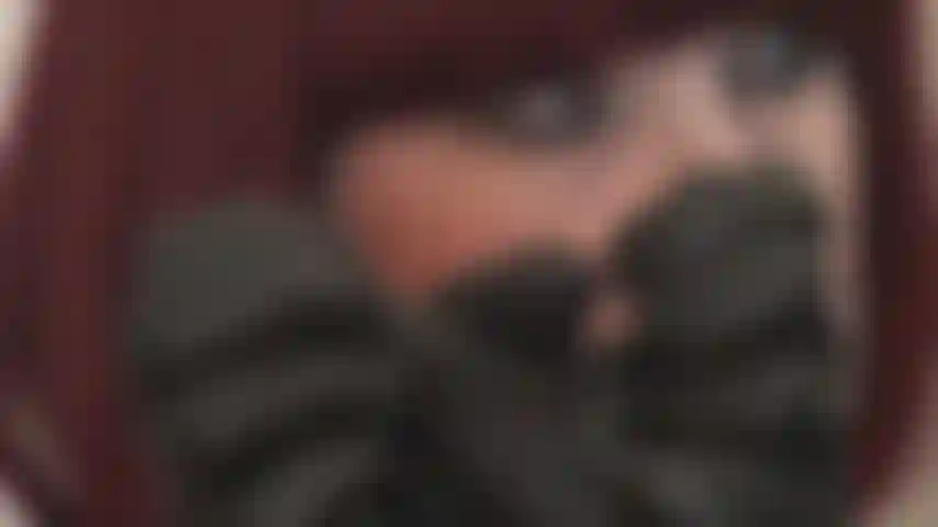 Des gants de cuir vicieux - avec un sourire sur son visage, la maîtresse vous détruit avec ses gants de cuir...