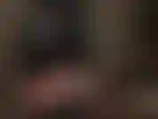 Maîtresse en latex - profitez de mon cul en caoutchouc noir brillant et serré et d'une branlette avec des gants en latex.