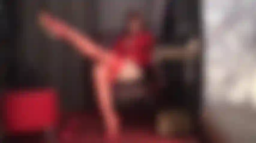 Extraire votre sperme dans les bas de maîtresse - habillée entièrement en satin rouge, bas et talons, maîtresse ne s'arrêtera pas de traire votre bite palpitante avec ses mains gantées de satin jusqu'à ce que vous ayez été complètement vidé. (Jambes, nylons, talons hauts, stilettos, femdom, talons les plus hauts, pendants, fétichisme des pieds, pieds).