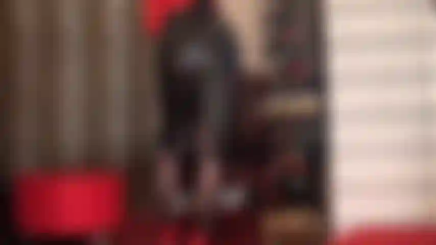 Adoratrice du cul en jupe crayon en cuir noir et collants noirs.