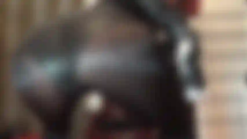 Une branlette avec des gants de cuir et un face-sitting en collants wolford opaques et brillants et le cul nu en string. Avec son cul rond et parfait devant ton visage, tu dois endurer ce traitement brutal pour ta bite d'esclave.