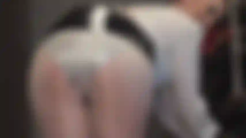 Deux culottes en satin valent mieux qu'une - les sous-vêtements en satin lisse à dos complet sont votre faiblesse. Une paire argentée sous des collants gris, une culotte en satin rose par-dessus. Tellement sexy !