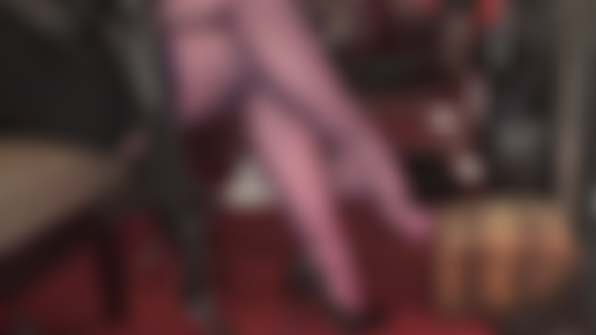 Tes jambes en bas violets te possèdent – tu es tombée amoureuse des jambes, des pieds et des talons en nylon de maîtresse vivian. Plus elles te maltraitent, plus tu les désires.