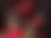 Maîtresse a les pieds en l'air dans des escarpins léopard, pendant, faisant tournoyer ces talons chauds et de jolis orteils dans des bas en nylon noirs.