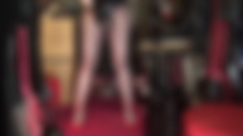 Des collants brillants et une domination par sangles - si les jambes en collants brillants vous excitent, si vous aimez être attaché par une maîtresse vêtue de nylon, alors celui-ci est pour vous.