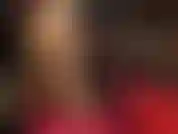 Maîtresse taquine avec ses incroyables longues jambes en collants brillants et talons hauts à bout ouvert.