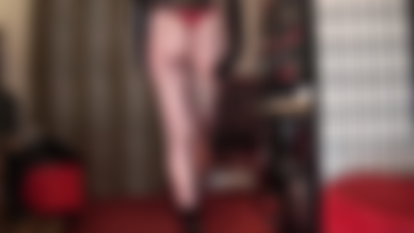 Pvc, bottines, collants résille et string rouge - les jambes et le cul de maîtresse vivian sont fantastiques dans cette paire de résille.