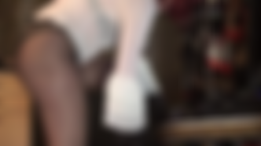 Fétichiste des culottes en satin sur collants - la maîtresse taquine l'accro aux culottes avec 2 paires de culottes en satin soyeux et brillant à dos complet sur des bas.