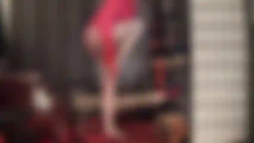 J'adore les courbes sexy de ma maîtresse dans des tons de rouge et de corail - un joli chemisier en satin à volants, des gants rouges, une culotte gainante, des collants et des couches de bas vous rendent faible.