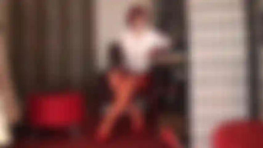 Exploitant ton faible pour la bite - tu ne peux plus résister à l'envie de prendre cette bite. C'est une si belle grosse bite qui pend entre les bas brillants de maîtresse. Tes yeux errant entre son décolleté, ses bas et sa bite... Tu n'as jamais eu une chance !