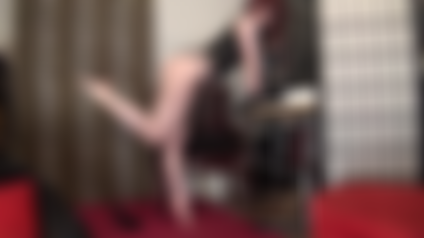 Jambes nues, pieds nus, cul nu - maîtresse montre ses jambes et ses pieds forts et puissants. Peux-tu supporter la lente taquinerie ?