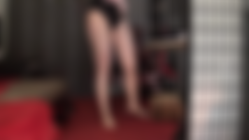 Les jambes et les pieds de maîtresse vivian en bas à coutures et jarretières possèdent votre bite et vos couilles.