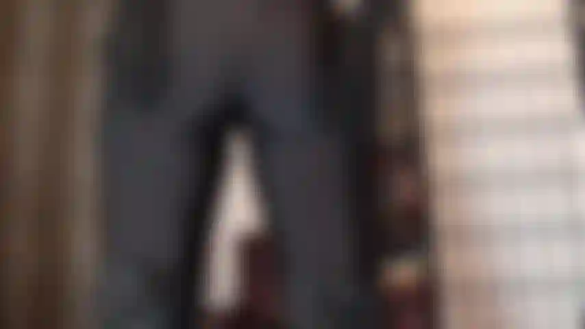 Un pantalon en spandex noir, un culte du cul - si serré, si brillant, vous adorez les fesses rondes et l'entrejambe de la maîtresse dans des leggings en lycra.