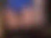 Maîtresse fait le meilleur culte du cul - assise sur le visage dans un short chaud en satin bleu, des collants marron brillants et de hautes bottes noires brillantes.