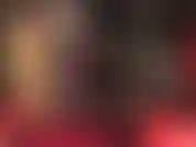 Une allumeuse lente et sensuelle avec des bas en dentelle superposés sur des collants, des jambes, des pieds et des talons.