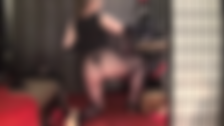 Des collants noirs transparents, un petit string, un culte du cul et une branlette méchante - la maîtresse ne lâchera pas ta bite tant qu'elle ne sera pas satisfaite de la quantité de sperme extraite, peu importe la sensibilité de la pointe.