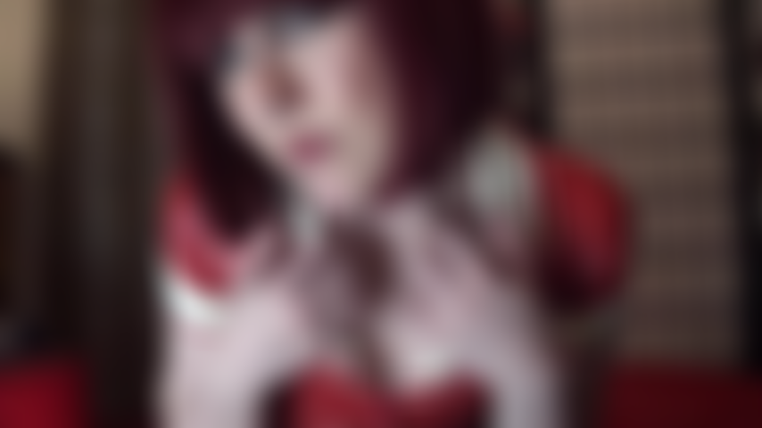 Infirmière en caoutchouc rouge - maîtresse vivian polit sa robe en latex rouge incroyablement sexy jusqu'à un brillant élevé et prend des gants en latex jusqu'aux épaules adaptés à une traite intense.