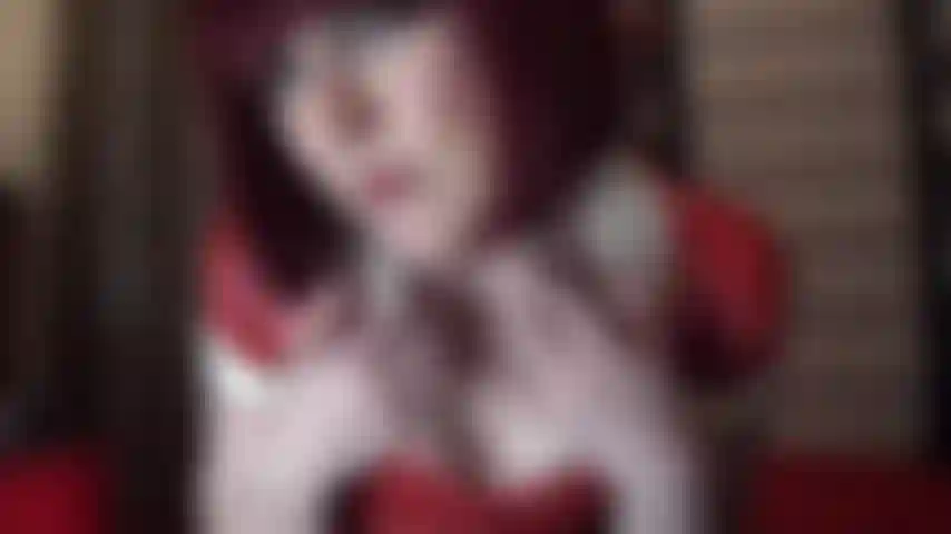 Infirmière en caoutchouc rouge - maîtresse vivian polit sa robe en latex rouge incroyablement sexy jusqu'à un brillant élevé et prend des gants en latex jusqu'aux épaules adaptés à une traite intense.